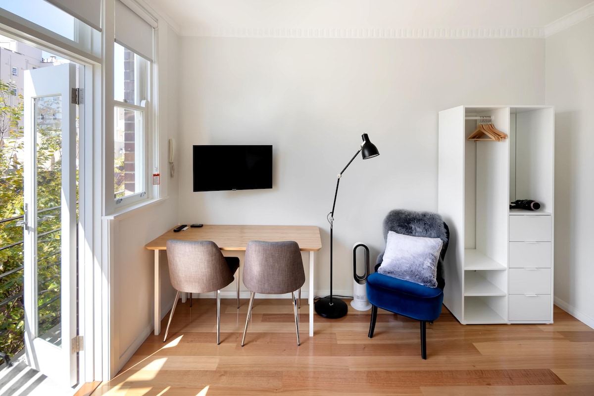 Top Airbnb: Sun Drenched Studio in Potts Point in Potts Point