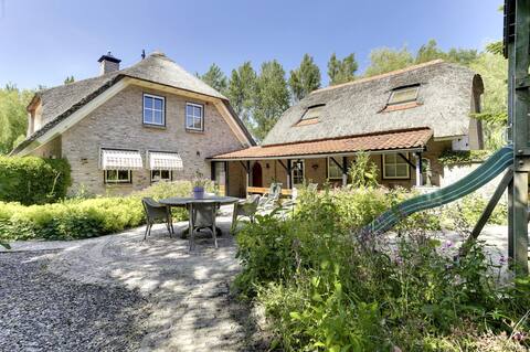 Cozy farmhouse with spacious garden by coast