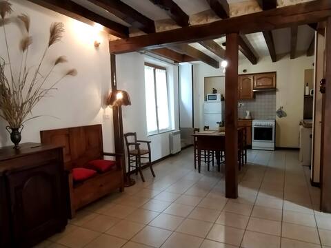 Characterful house, enclosed garden, quiet, classified