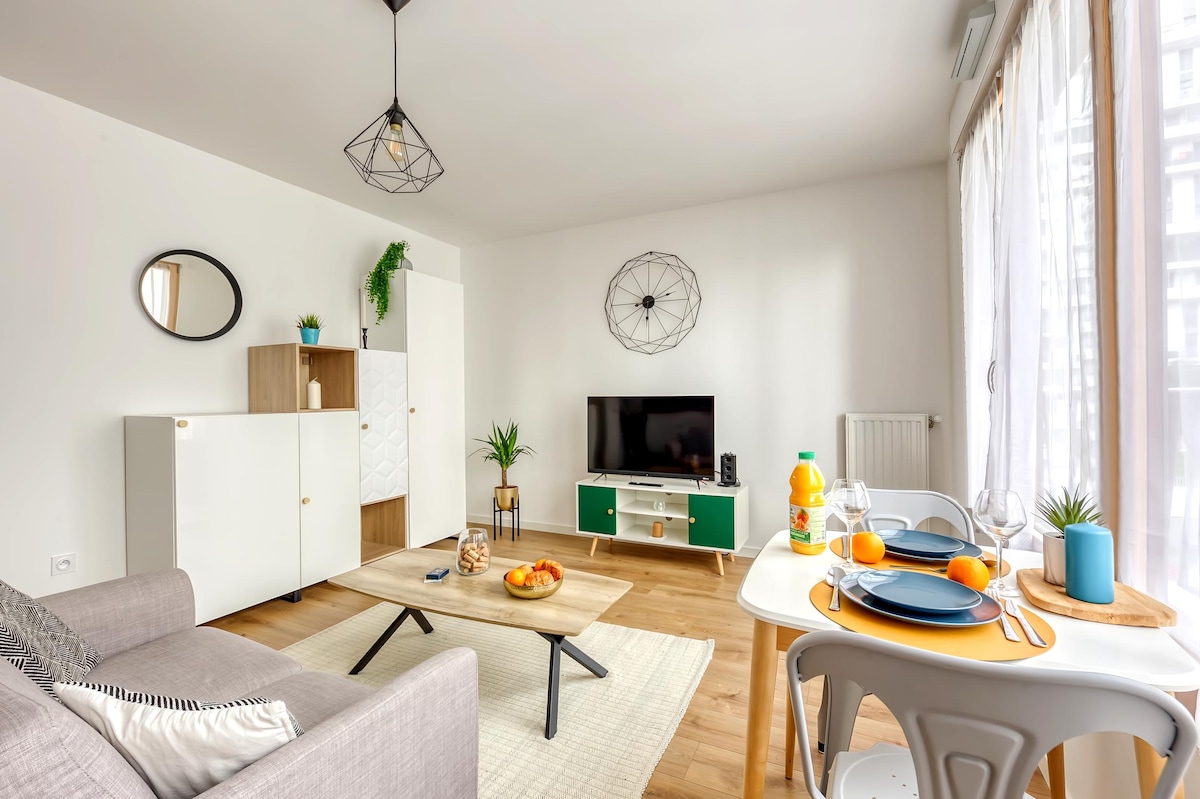 Top performing Airbnb: Cozy Studio Massy TGV RER b/c 100 meters away in Massy