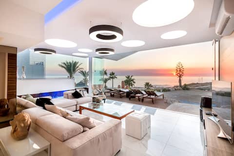 Luxury modern villa on the beach!