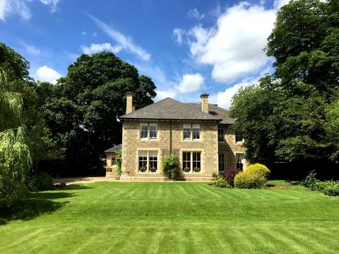 Stamford Farmhouse - sleeps 17 with large hot tub