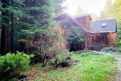 Forested Acreage*Hot Tub*Fire Pit*Minutes to Town!