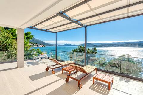 Spacious  4BR Seafront Villa w/ own beach