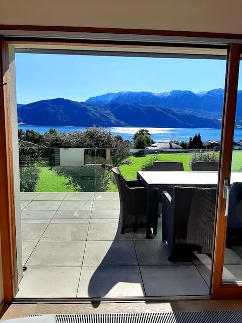 Luxurious villa with magnificent Attersee views