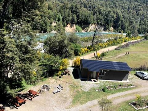 Cabaña Nueva with a view of the Rio Azul Campo Base