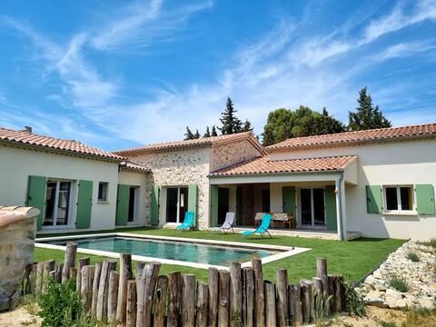 New villa with quiet pool