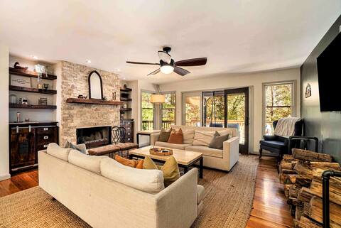 Spacious Cabin w/ Hot tub & Outdoor Movie Screen