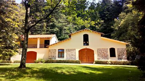Large house in front of Castle in Montseny (14 p)