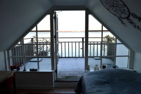 The Beach House - enjoyment at the water's edge