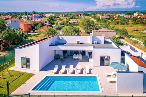 Villa Mateo with heated pool