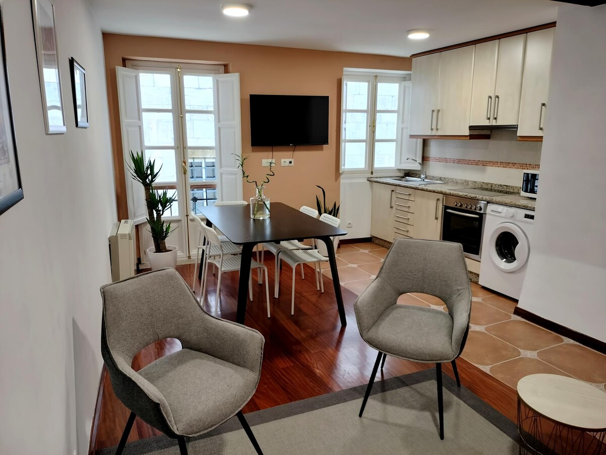 Top performing Airbnb: 100 meters from the Cathedral, -3rd -Gallery -Duplex in Santiago De Compostela
