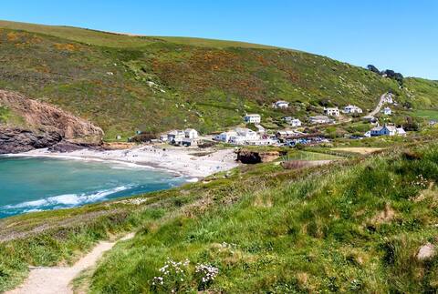 Garyvoe cottage beautiful stroll to beach.