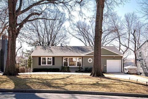 Inviting and Centrally Located Home in Kansas City