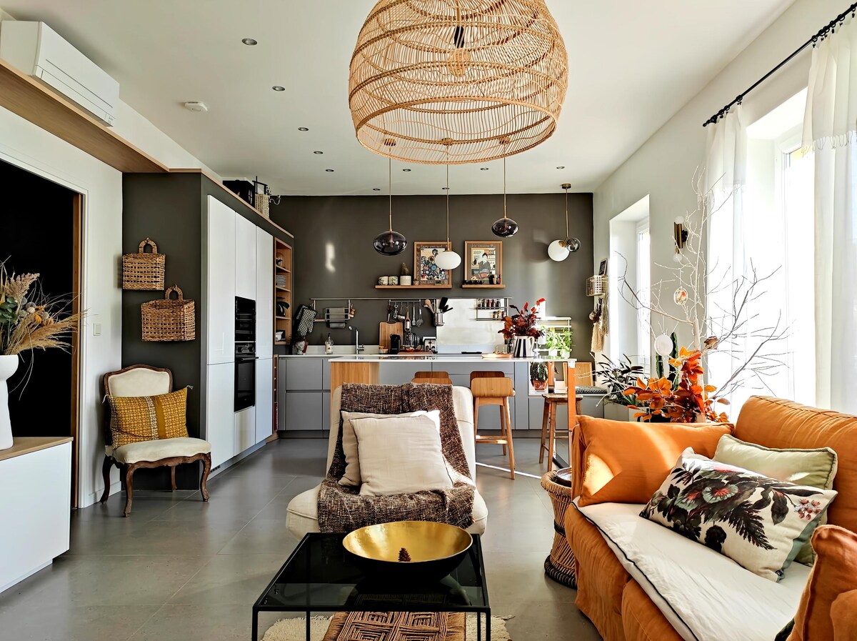 Popular Airbnb listing: Beautiful Sea View Apartment in the Harbor in Garibaldi