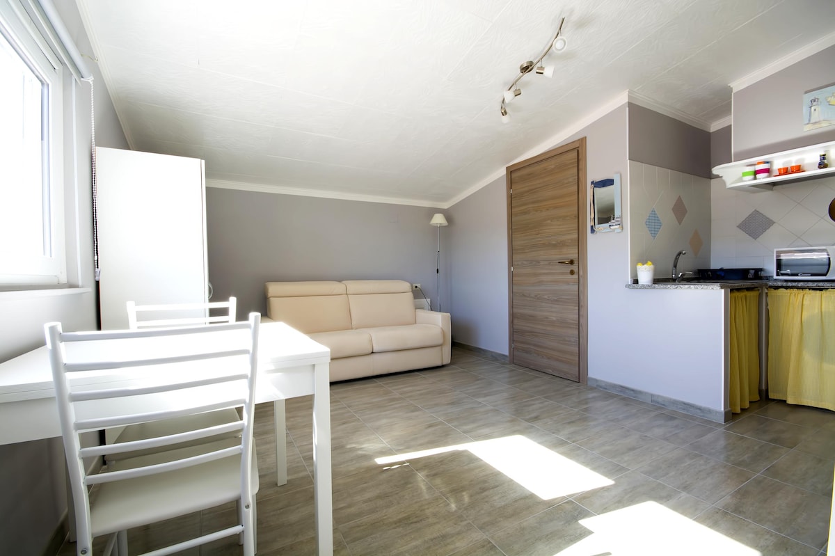 Leistungsstarkes Airbnb: Studio apartment with terrace, CIN IT111010C2000P7281 in Carloforte