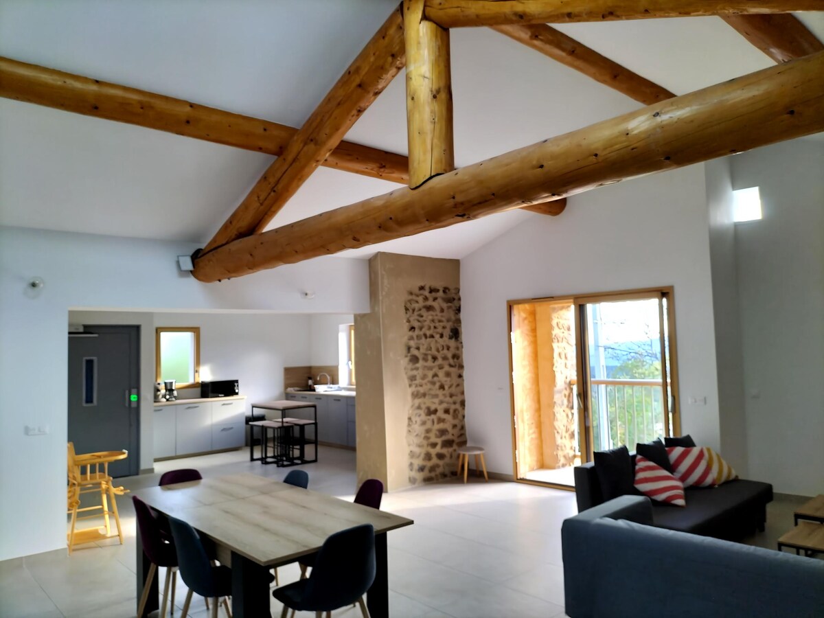 Annonce Airbnb populaire: Spacious renovated barn with play area à Diocèse De Saint étienne