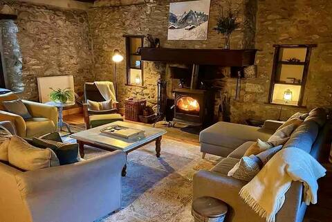 Spacious comfortable gîte - wood stove & hot tub