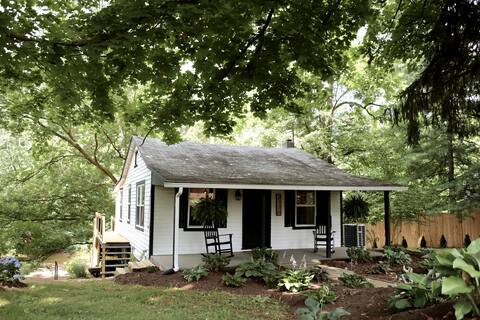 Quiet Cottage - Hot Tub and Creek mins from City