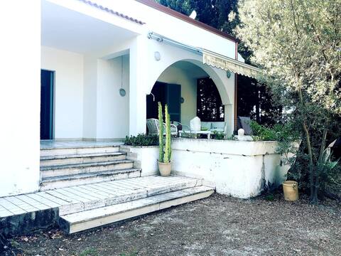 Villa with large garden and descent to the sea