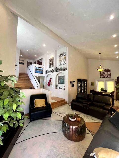 The City House-Unique & Upscale Home-sleeps 10!