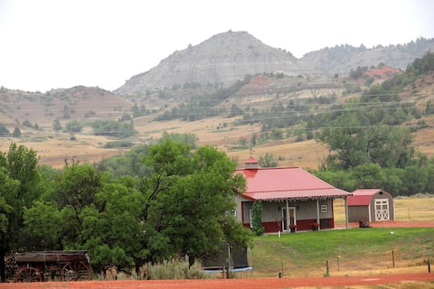 DAVIS CREEK CABIN --Medora, ND