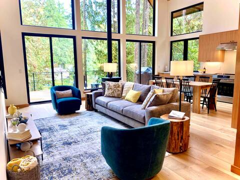 Stunning Forest View Chalet, 3 KING BEDS, 3 baths