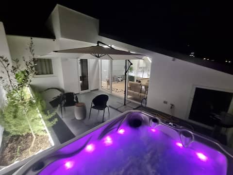 Luxe Penthouse Heated Jacuzzi-spa BBQ & views