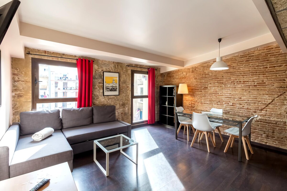 Top performing Airbnb: In the heart of Barcelona, 2 BEDROOMS 4 PEOPLE TERRACE in El Raval