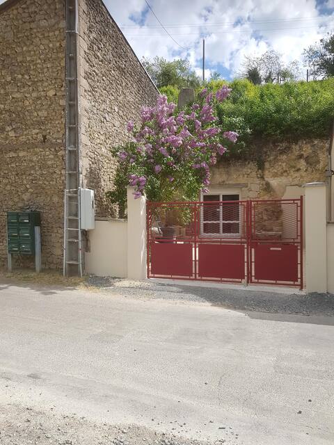 Charming semi-troglodyte cottage in a great location