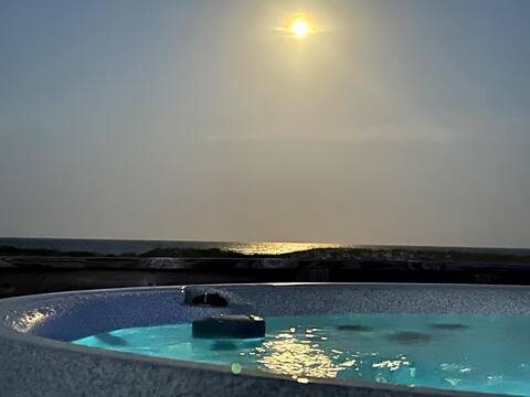 Oceanfront 4 Bedroom Salvo Sandcastle * Hot Tub