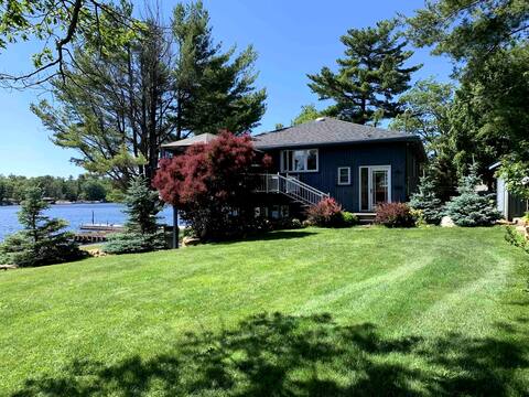 Pointe au Baril Waterfront Cottage - Sleeps 12