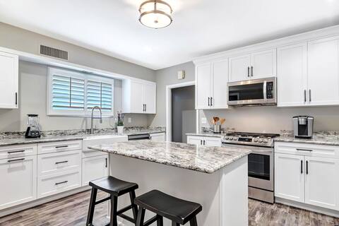 Large U. City Apt 4 BR, 2 Bath, Pool, near Wash U.