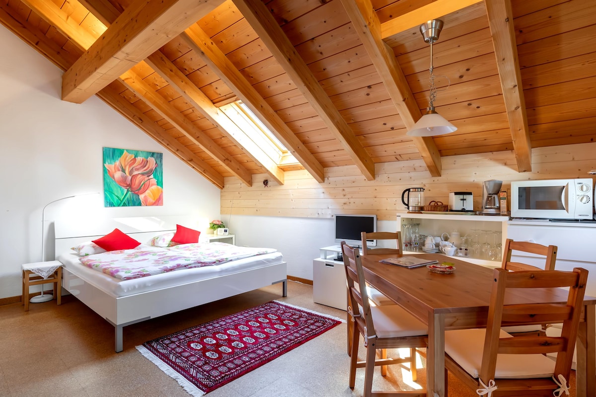 Erfolgreiche Airbnb-Immobilie: Feel-good studio with balcony in the countryside, south of Munich in München