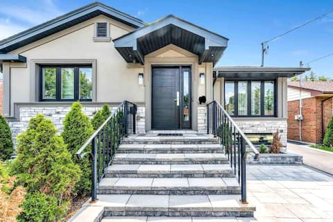 Modern, Cozy Home in Toronto!