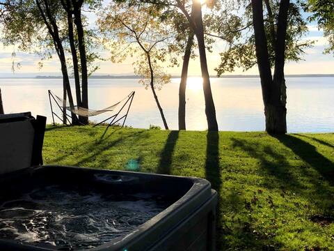 Lakeside Sunset Cottage with hot tub