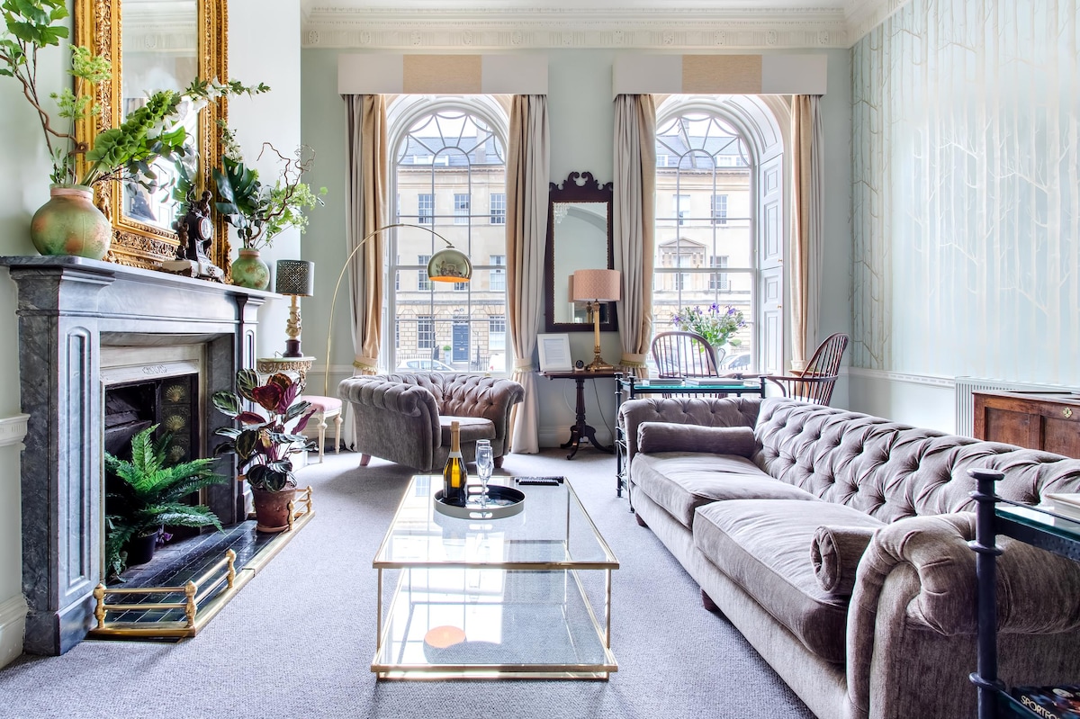 Top Airbnb: Snuggle up in the Opulent Four-Poster at a Georgian Terrace in Bathampton