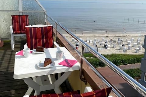 Penthouse with sea view right by the beach
