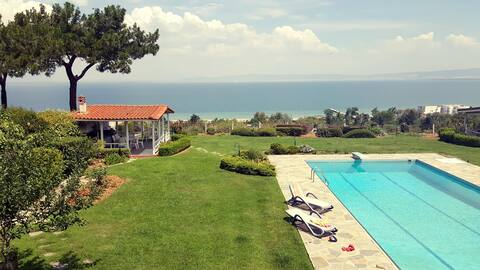House with unique sea view and swimming pool