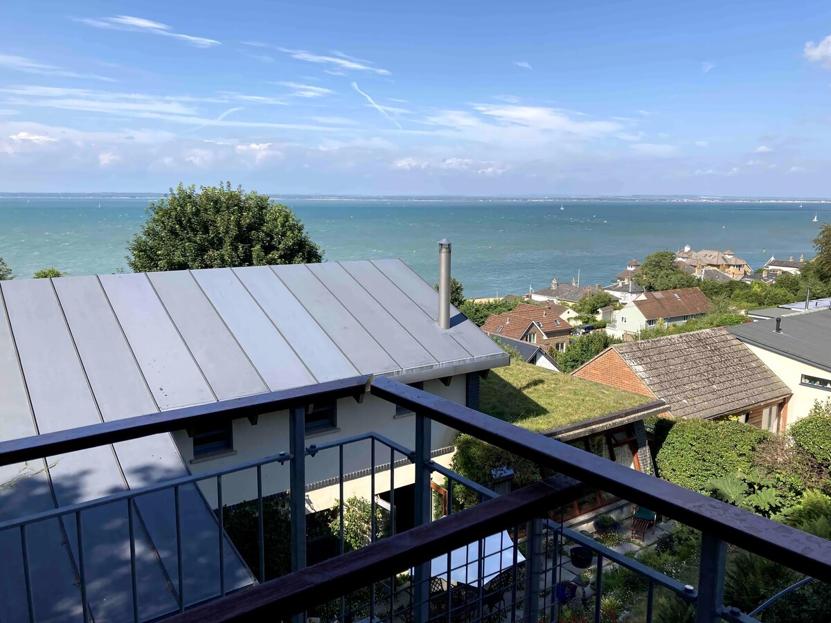 Successful Airbnb property: Fabulous Studio Apartment with Sea Views in Cowes