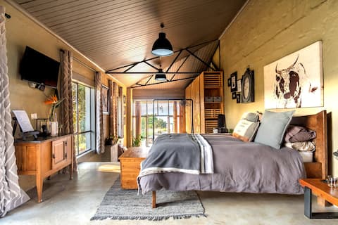 Charming 1 bedroom guesthouse with pool & firepit