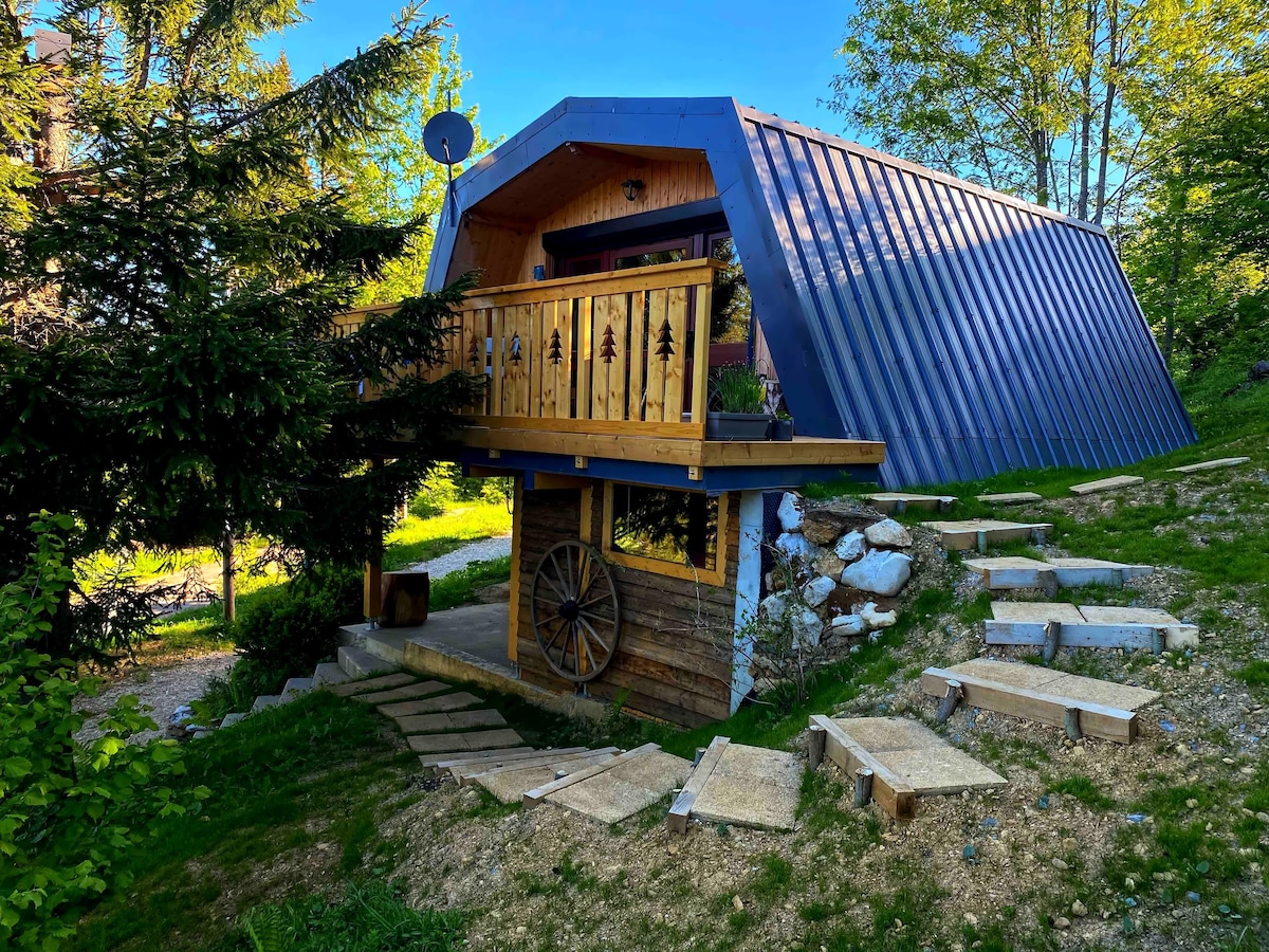 Trapper's Cabins, Wood burning stove and ski cocooning