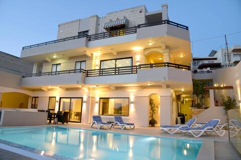 Villa with unique views, swimming Pool, AC and BBQ