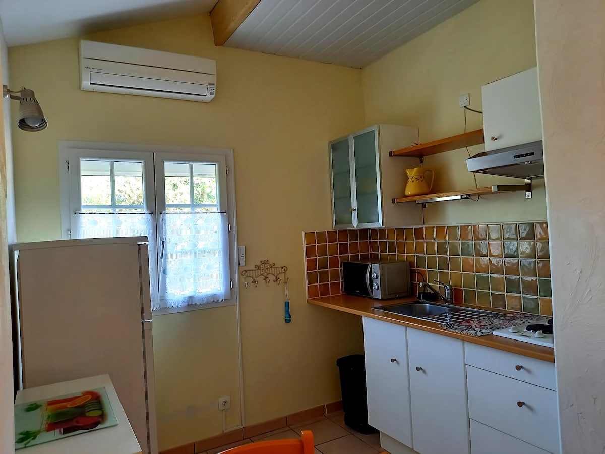Top Airbnb: Studio in the heart of the Luberon, air-conditioned 5 minutes from the city in Apt