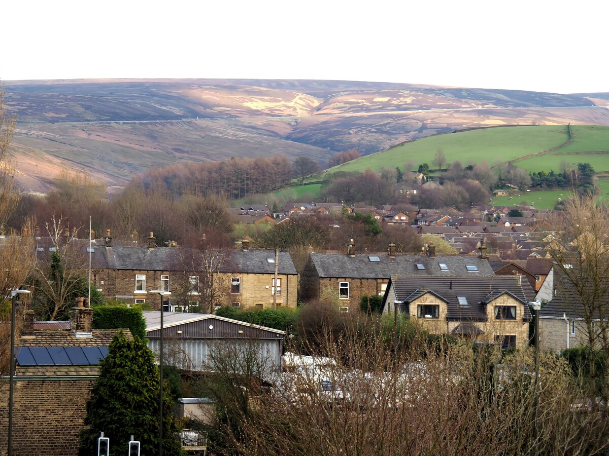 Successful Airbnb property: Superb views in comfortable home in Peak District in High Peak
