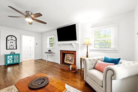 Charming Farmhouse on Main St! Dogs OK + WIFI!