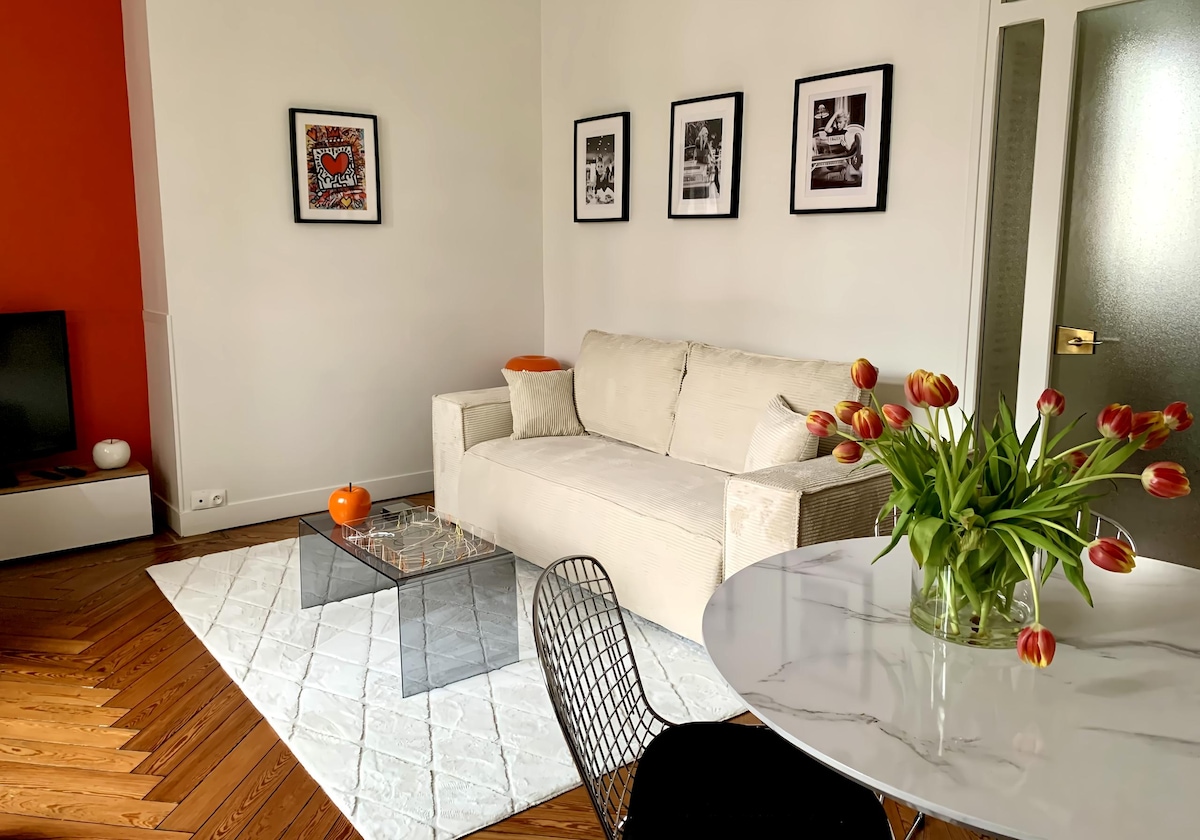 Popular Airbnb listing: "A balcony on the square" 2/4 travelers in Fécamp