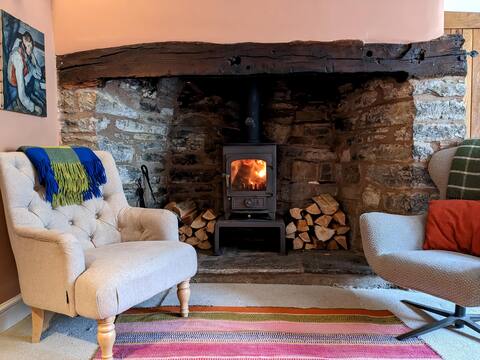 Spacious town centre period house, pet friendly
