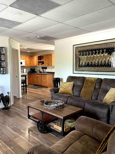 Bright & relaxing 2 bedroom close to everything!
