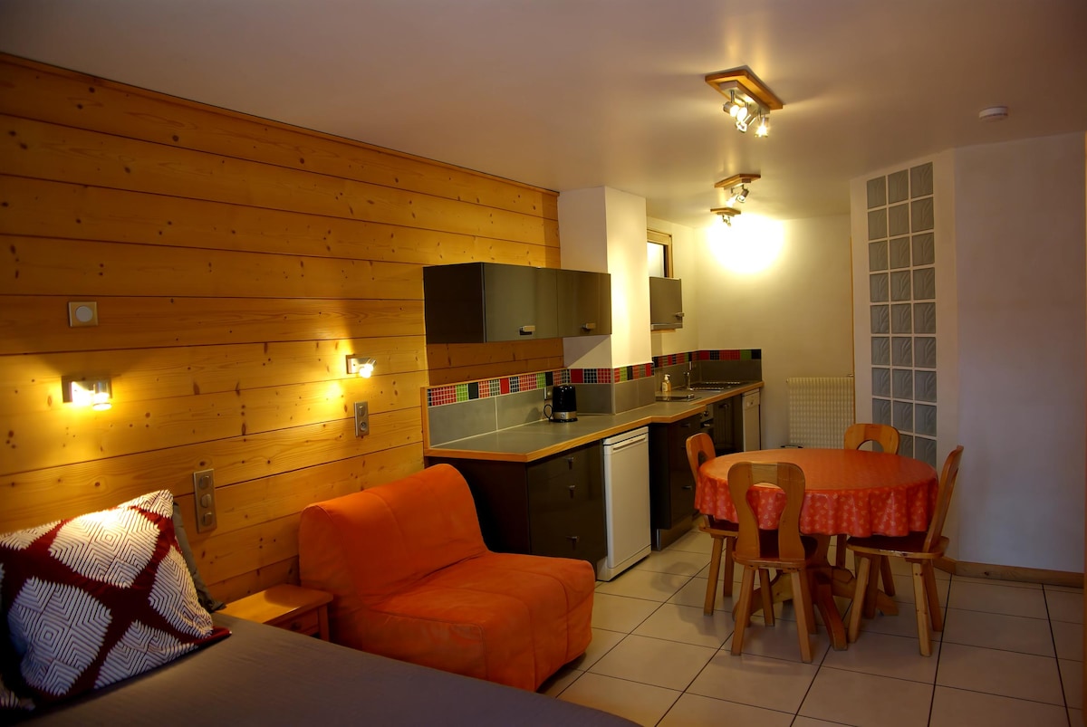 Top performing Airbnb: Pléney Studio, Morzine center, 2 people. in Morzine